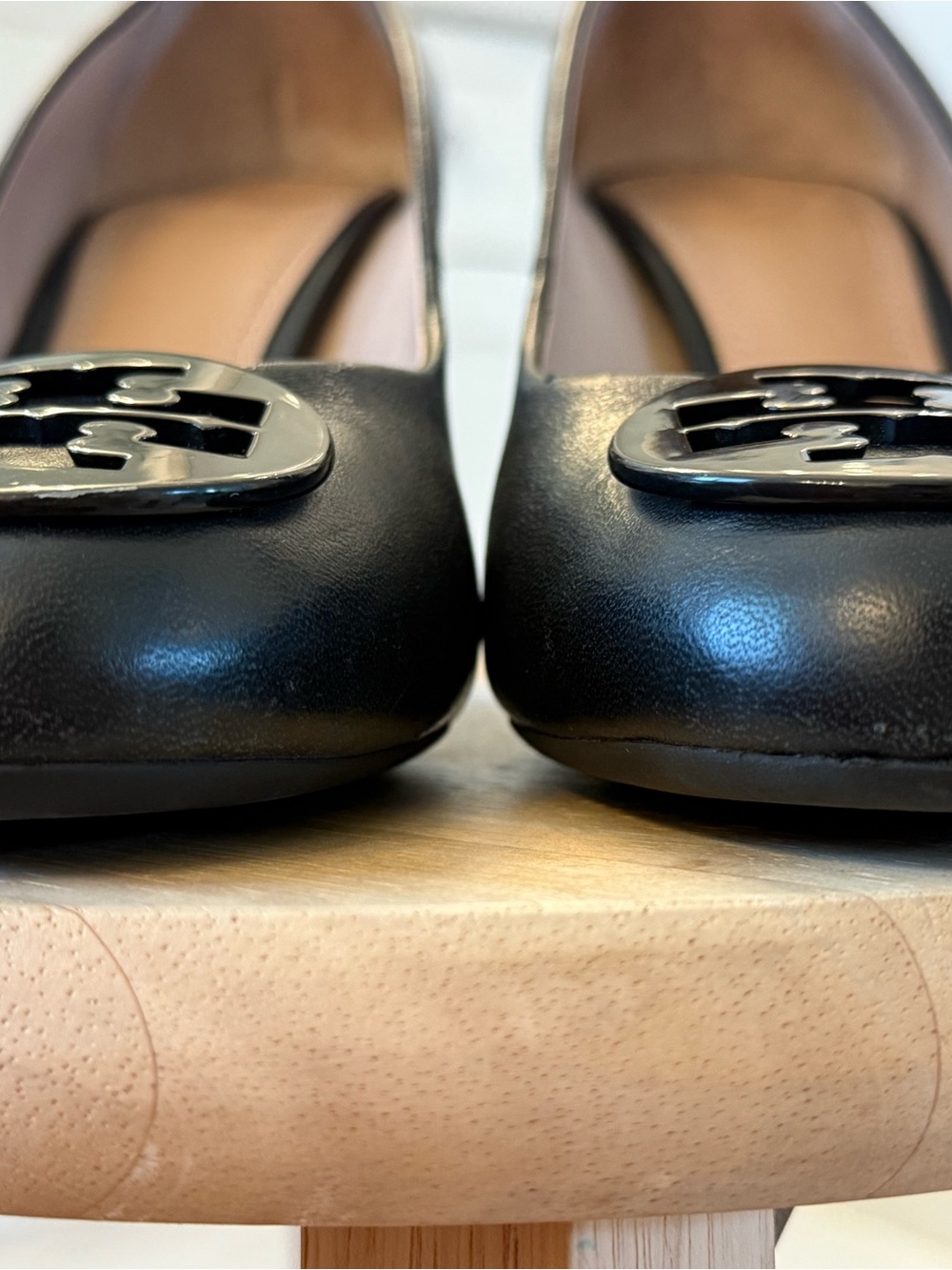Tory Burch Black Leather Logo Round-Toe Pumps - Picture 4 of 5